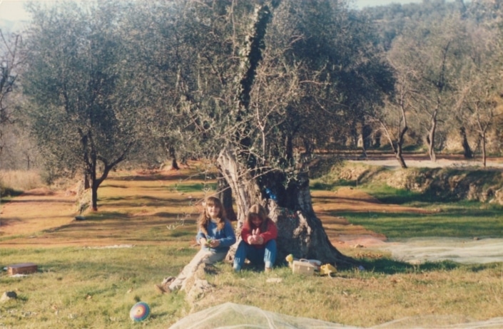 1989: Sara e Eleonora giocano durante la raccolta delle olive