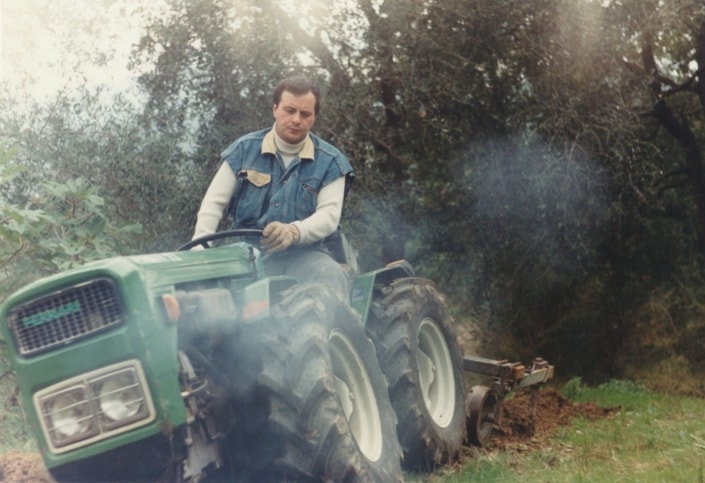 1991: Papà Leonardo ara per piantumare un nuovo oliveto in località Valle.