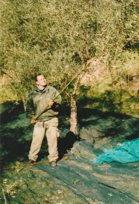 2001:Papà Leonardo fa una dimostrazione dell’uso dello speciale bastone per abbacchiare le olive detto trapelottu.