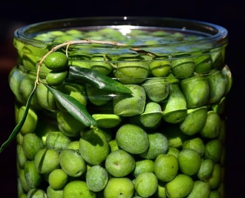 vasetto con le olive in salamoia per la ricetta condiglione